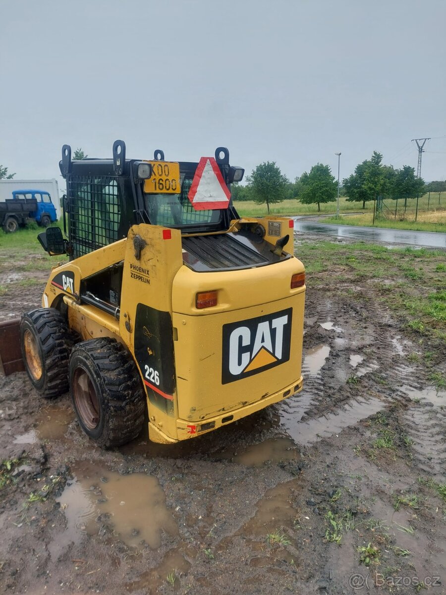 CAT 226B - smykový nakladač - 4