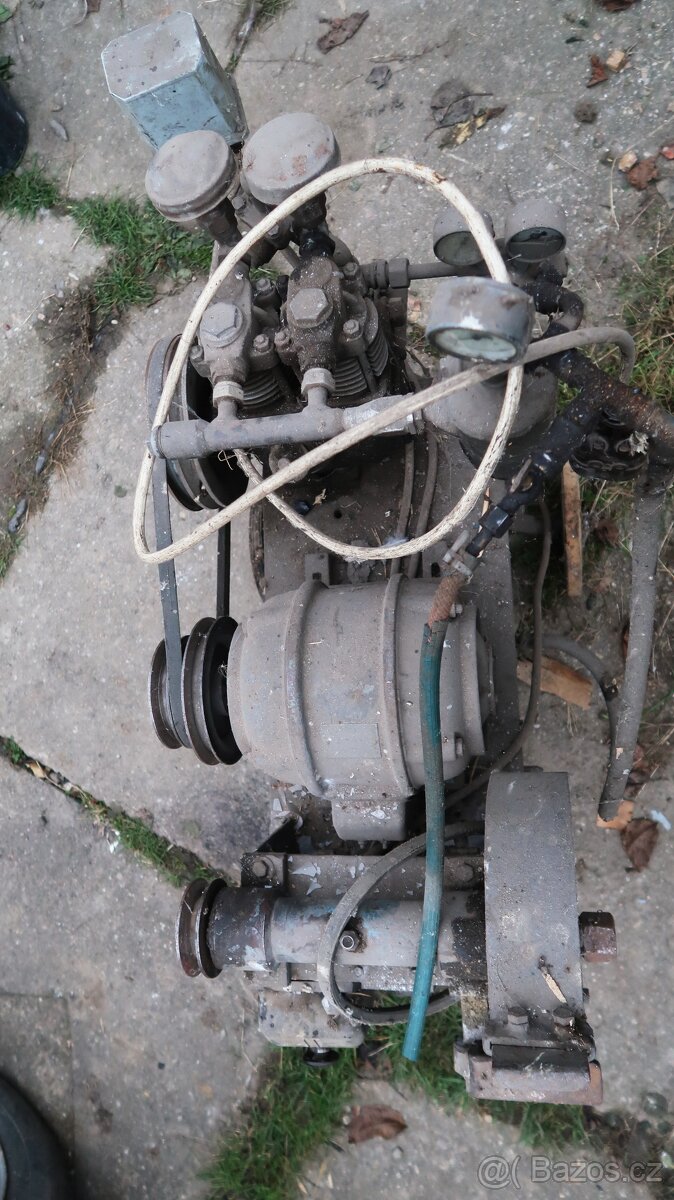 Starý dvoupístový kompresor s bruskou 380V - 4