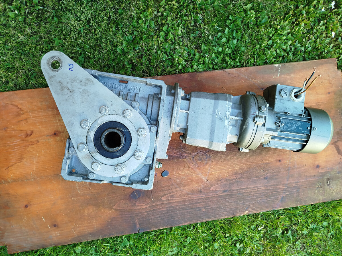 elektromotor s dvojitou převodovkou - 4
