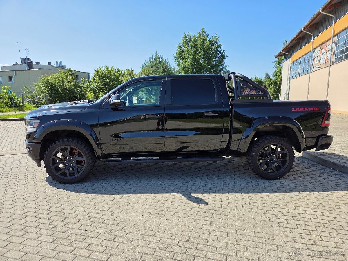 DODGE RAM 1500 5.7 HEMI 4x4 401PS 2020 FULL PLNÁ MOŽNOST