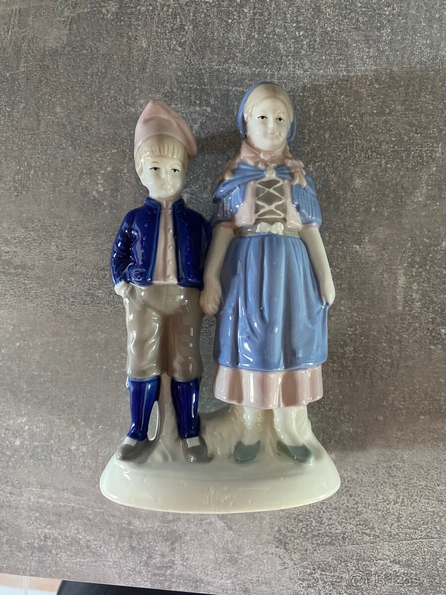 Porcelánová figurka - chlapec a dívka - 4