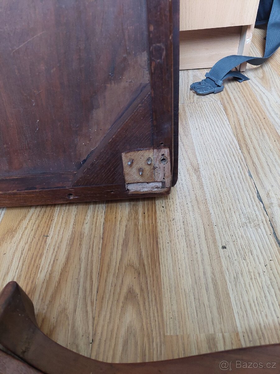 Ručně vyřezavany stolek - 4