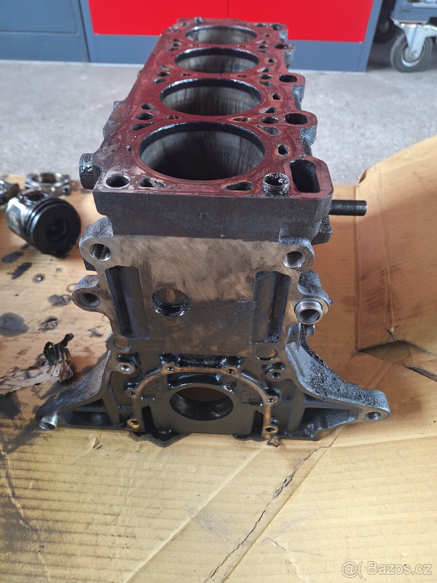 Prodám holý blok motoru Mazda RF7J - 4