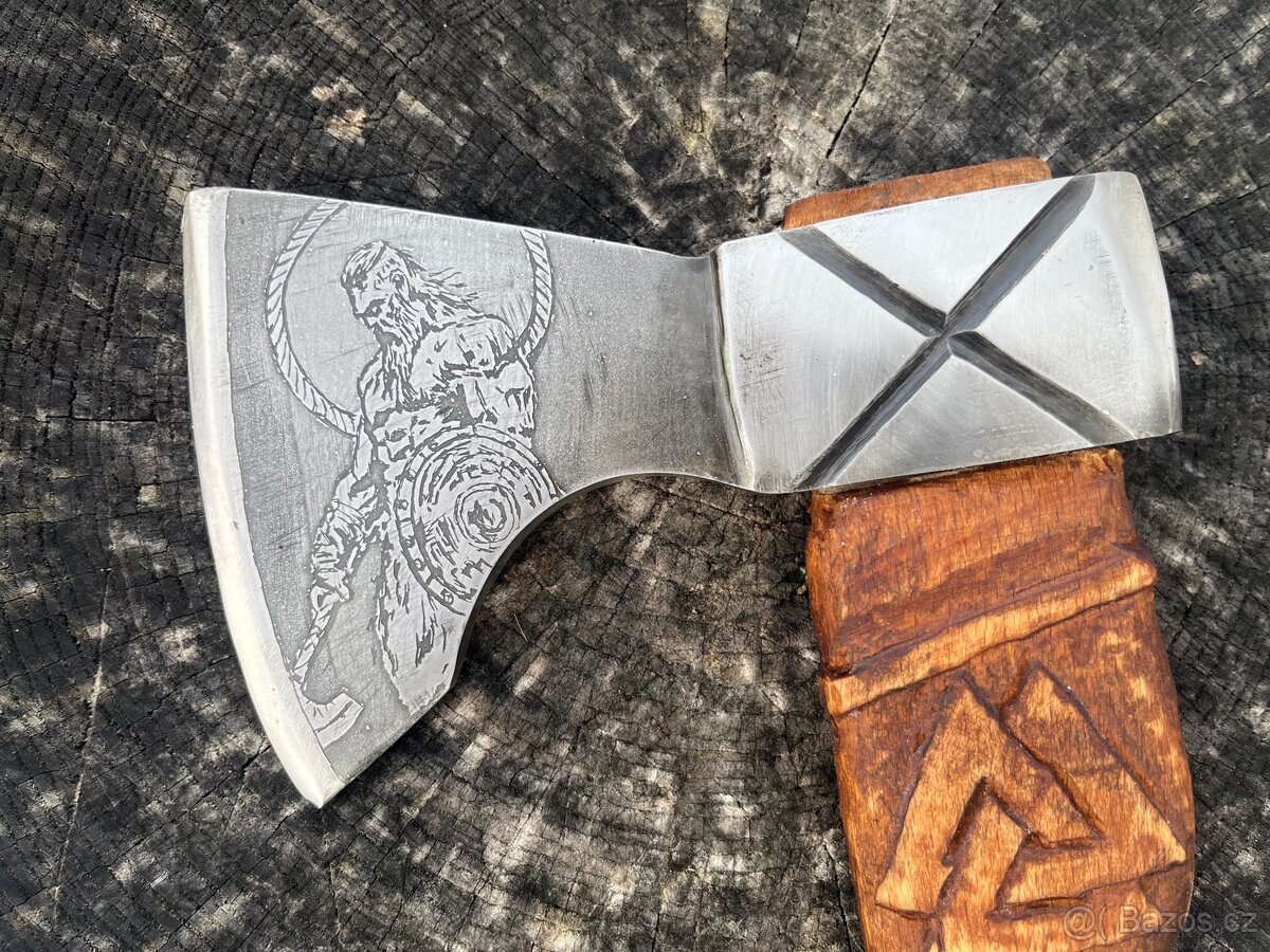 Vikingská sekera s držákem. - 4