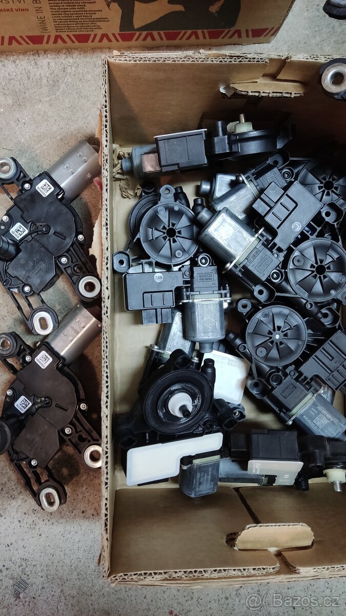 Prodám Přední sklo 658845011 C VAG ORIGINÁL a zadní 5DV - 4