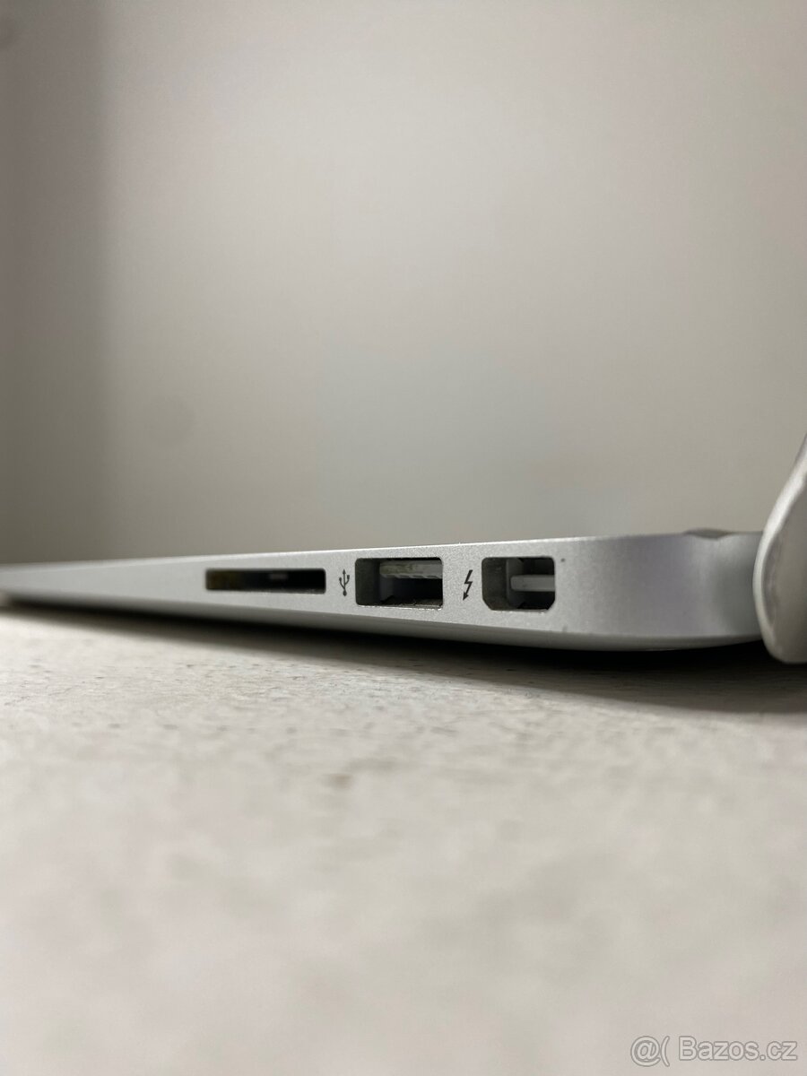 Apple MacBook Air 13″ (Early 2015) - 4