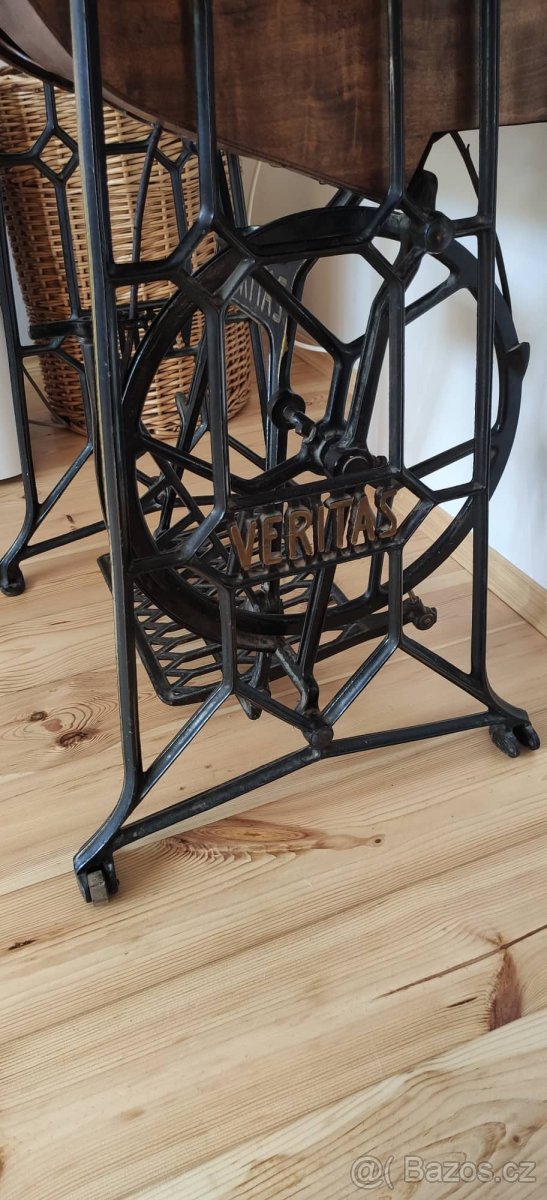 Historický šlapací šicí stroj / stůl Veritas - 4