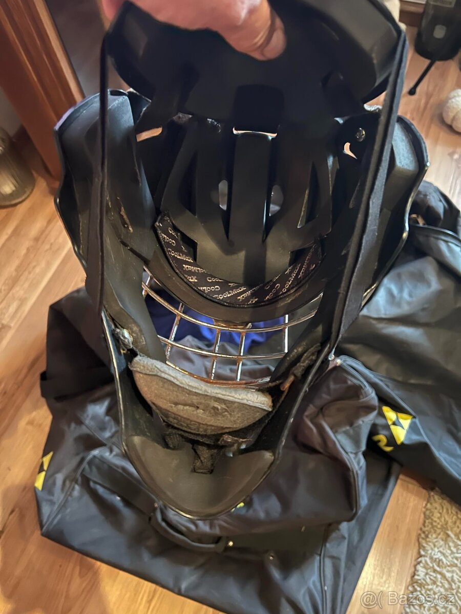 Hokejová brankařská helma. - 4