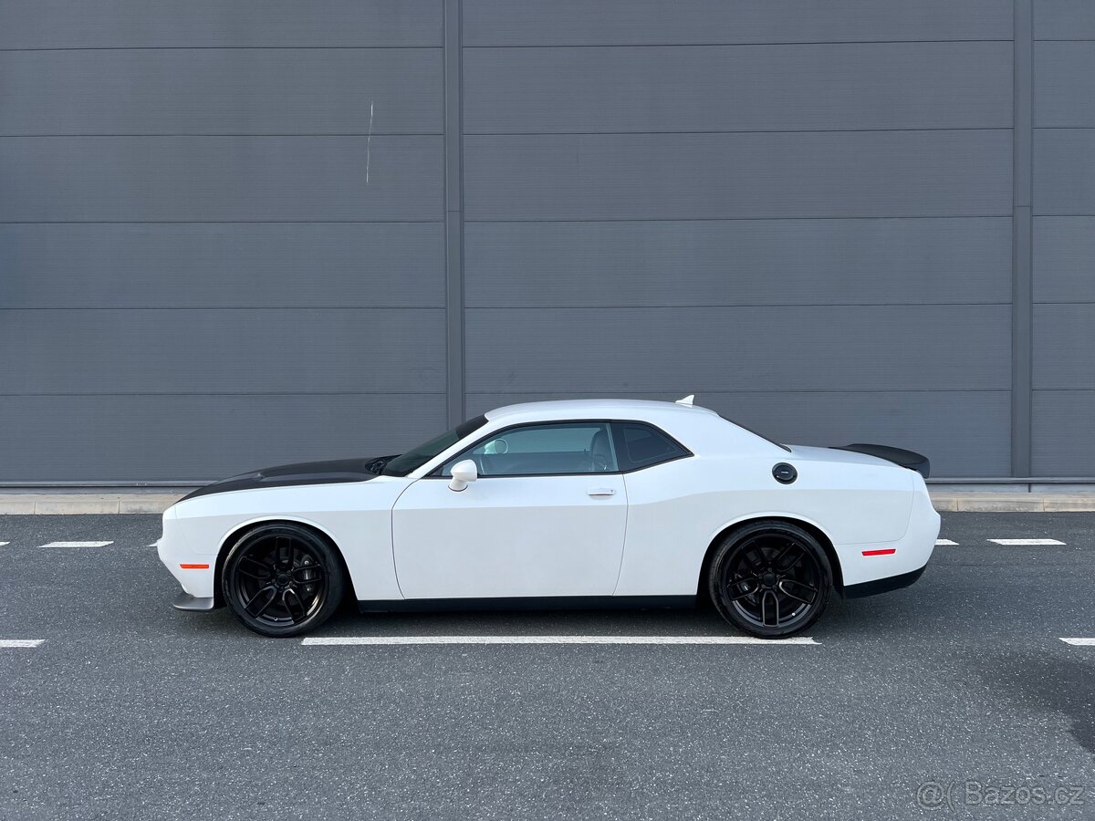 DODGE CHALLENGER RT SCATPACK 6,4l V8. MANUÁL 362kw