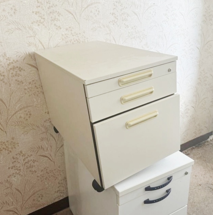 Kancelářský nábytek ( skříně stoly komody) - 4