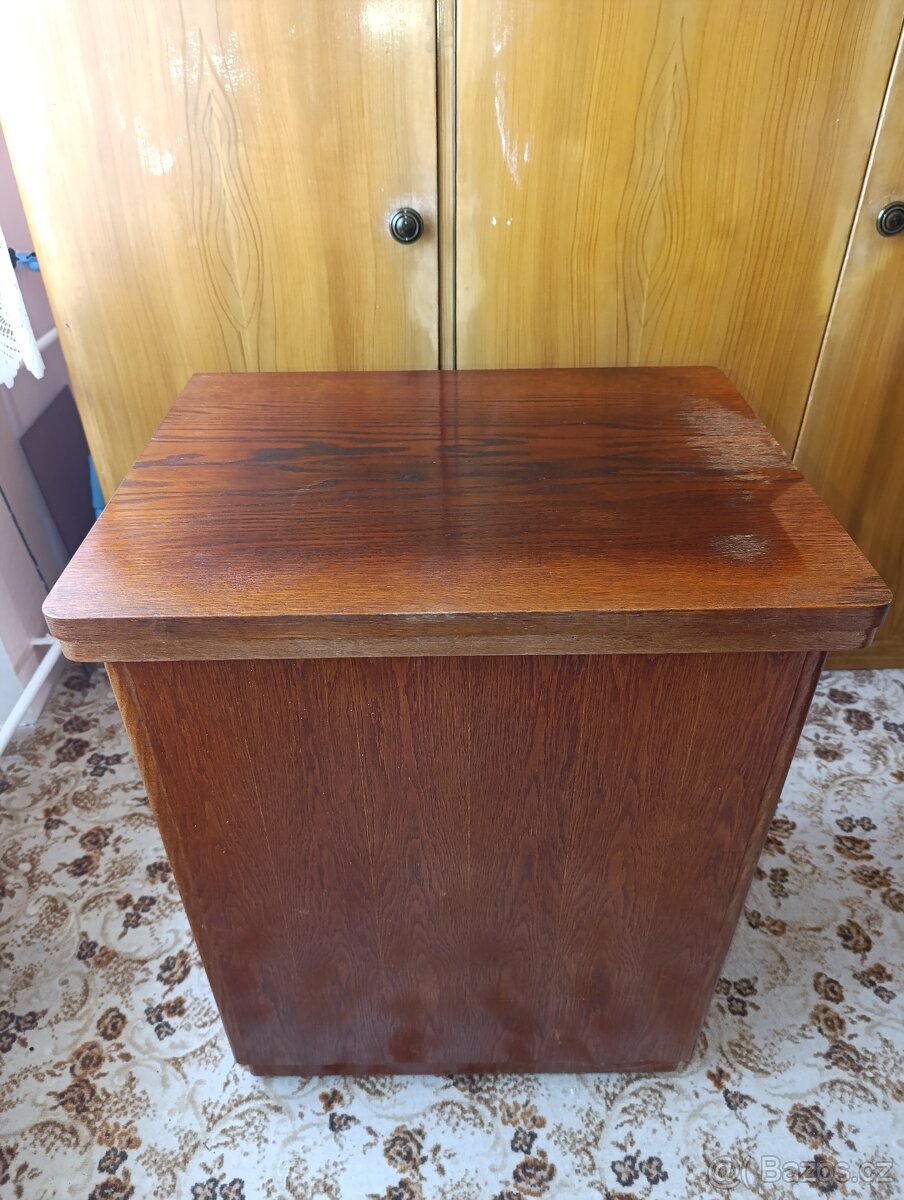 Skříňový šicí stroj Minerva - 4