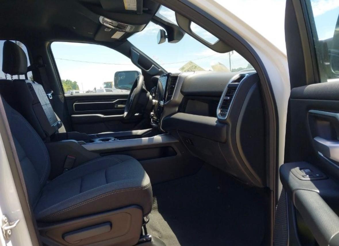 DODGE RAM 2024 CREW CAB ZÁNOVNÍ VŮZ