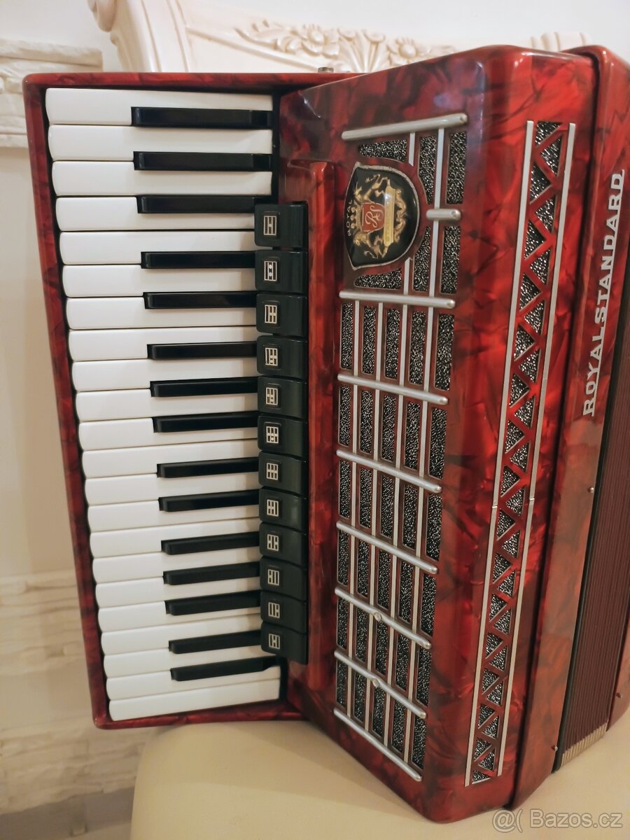 Opravář prodává akordeon Royal Standard 96 basů - 4