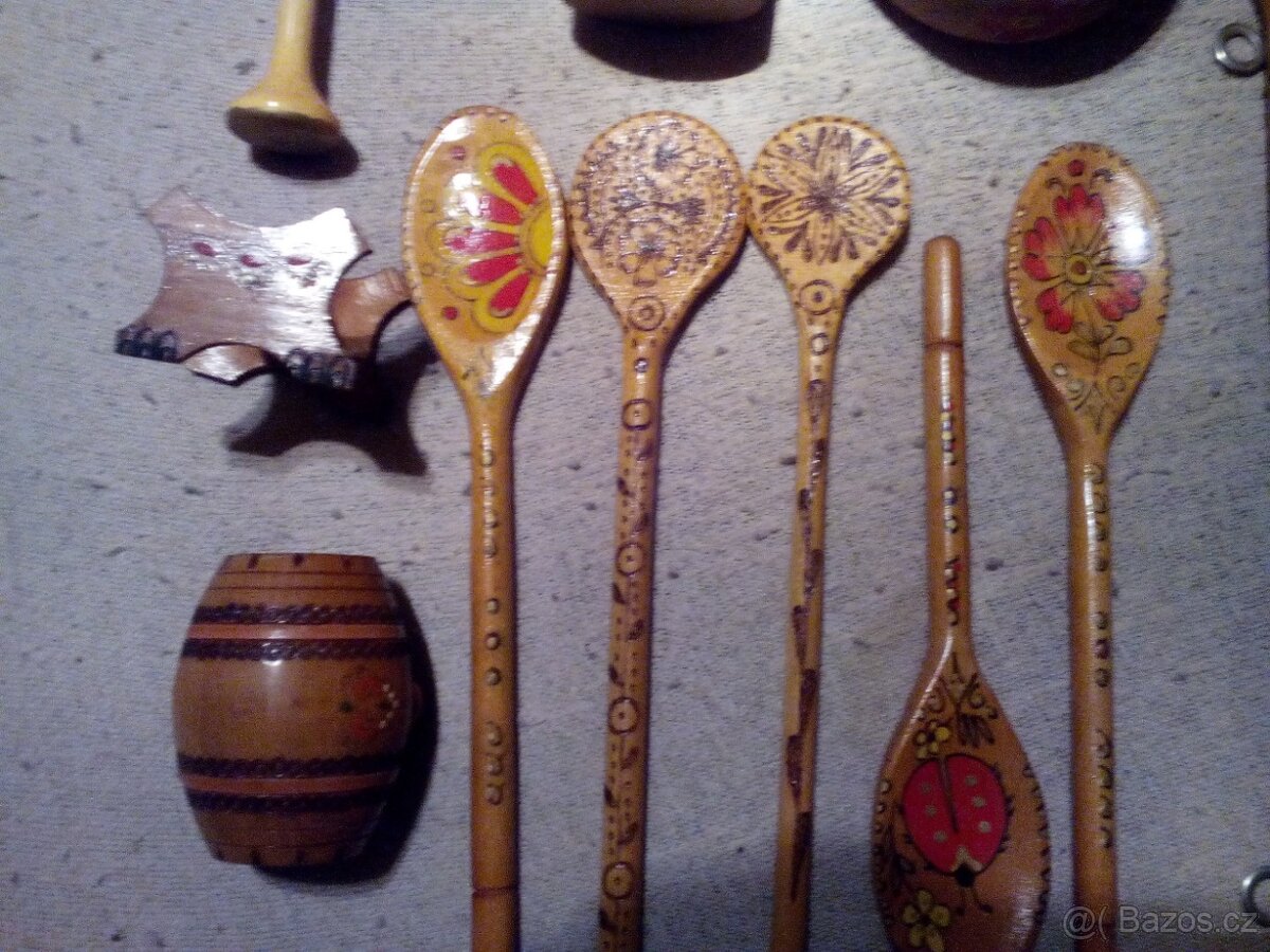 stará malovaná dřevěná dekorace - 4