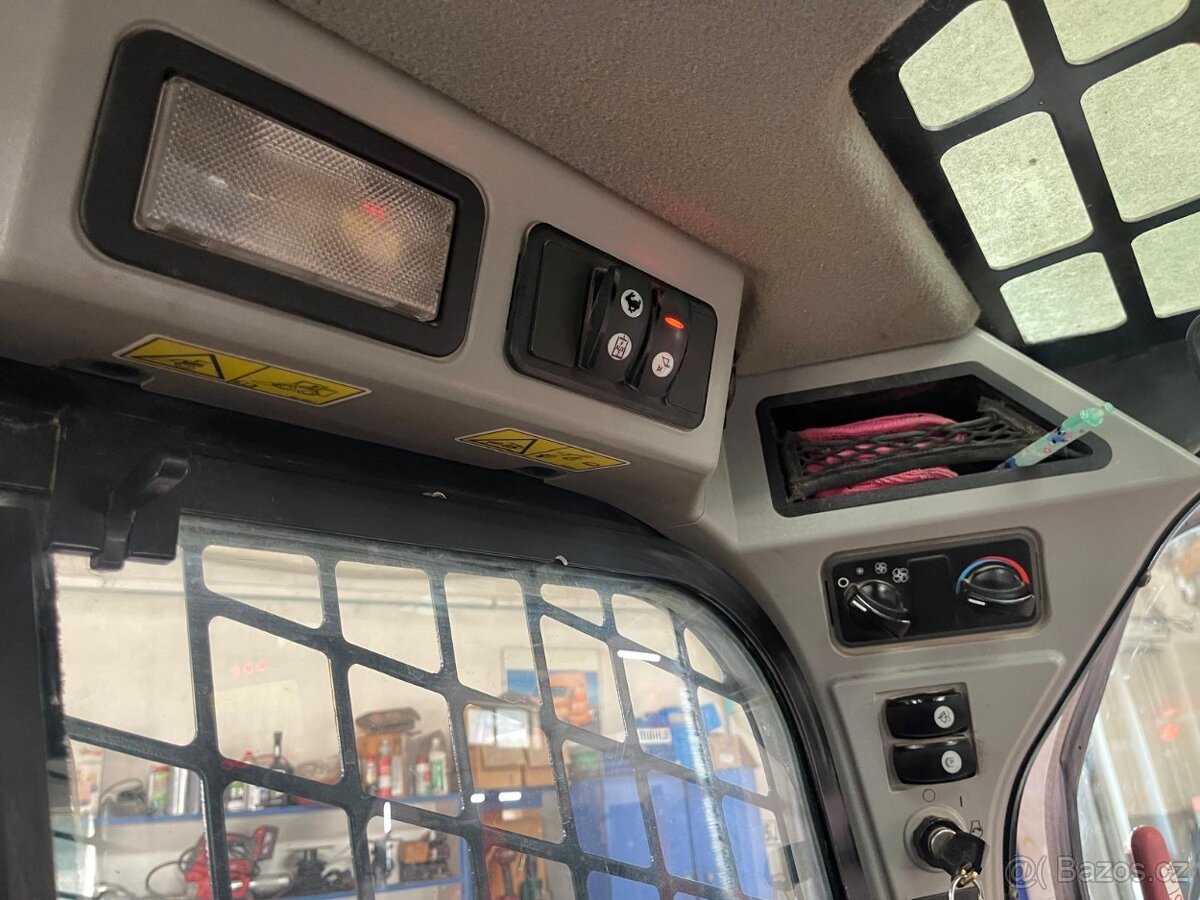 Smykový nakladač CAT 262D - 4