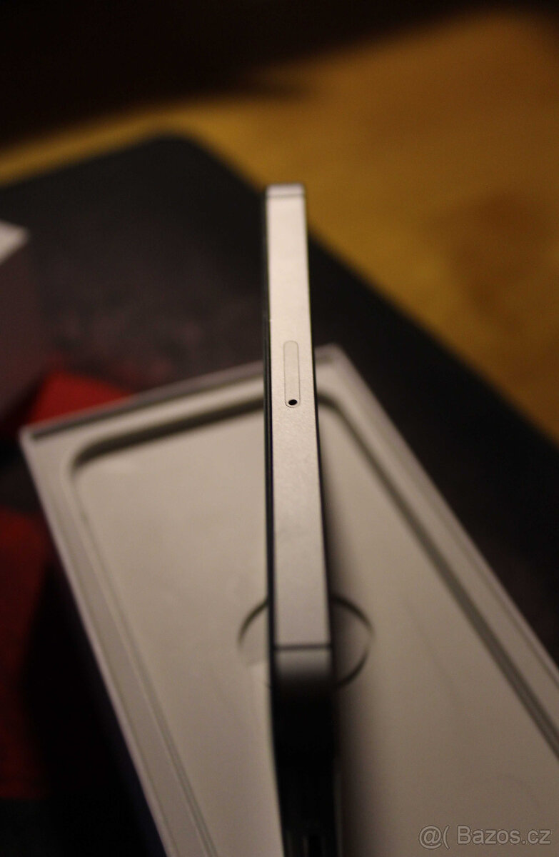 Apple iPhone SE 16GB BLACK - 4