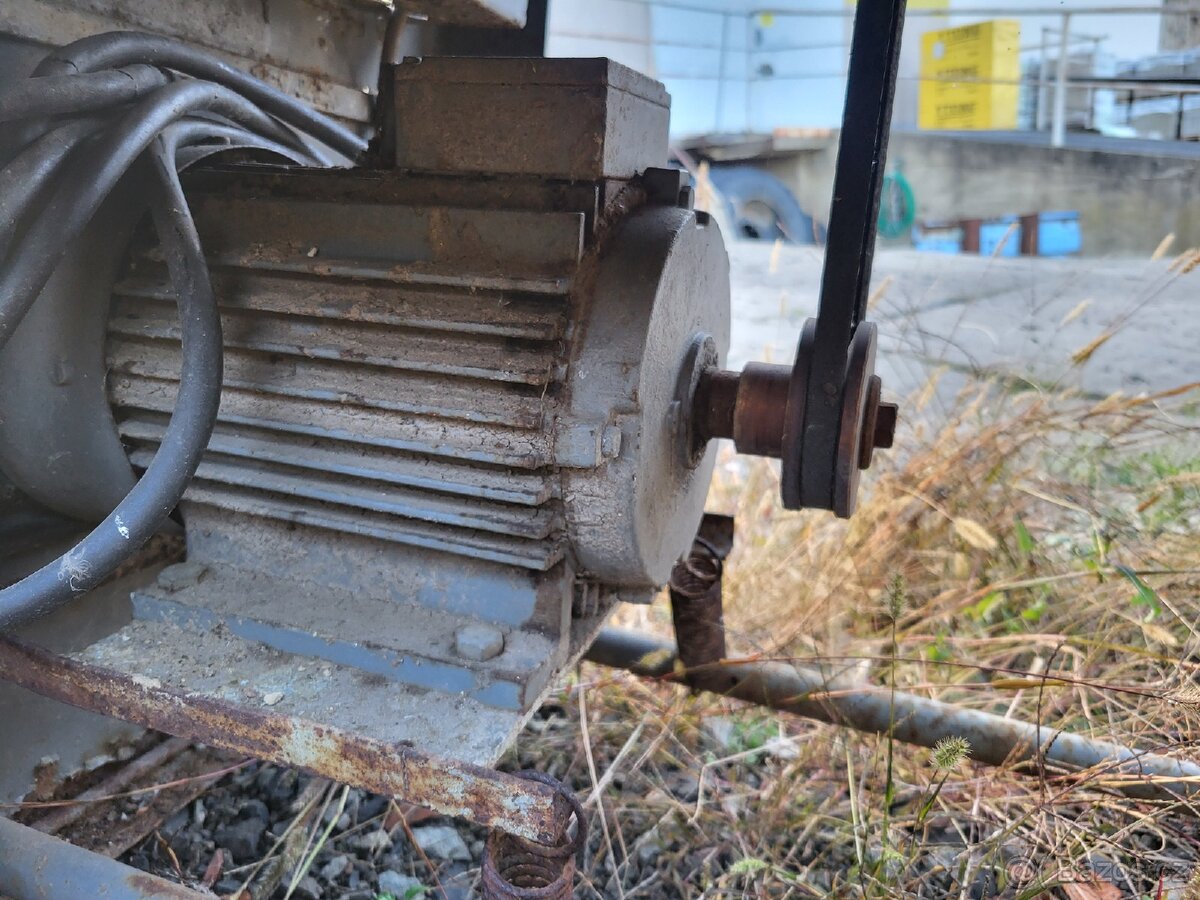 Prodám pilu kotoučovou na dřevo. Elektromotor 3kw - 4