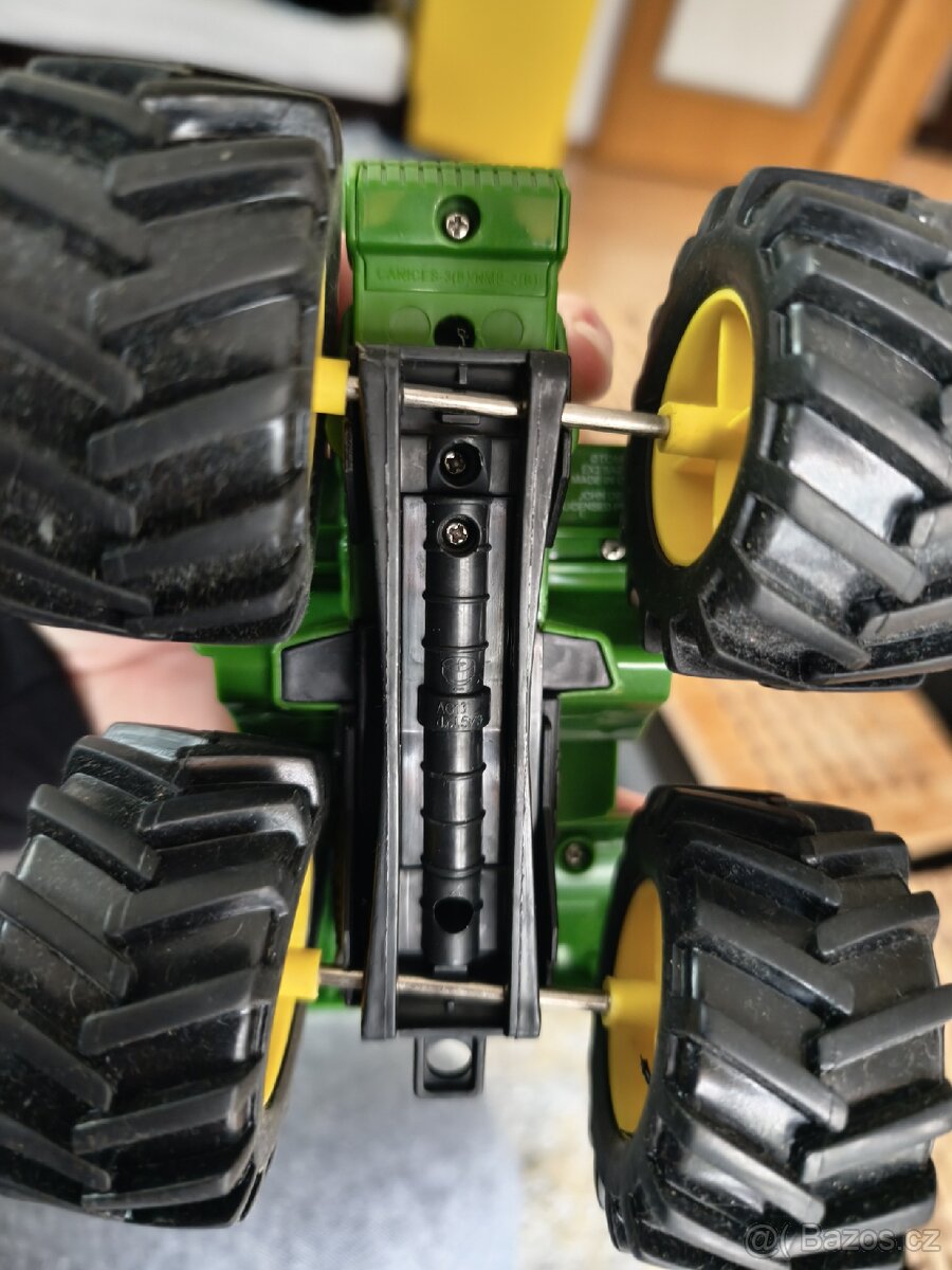 Set 2 traktorů John Deere - 4
