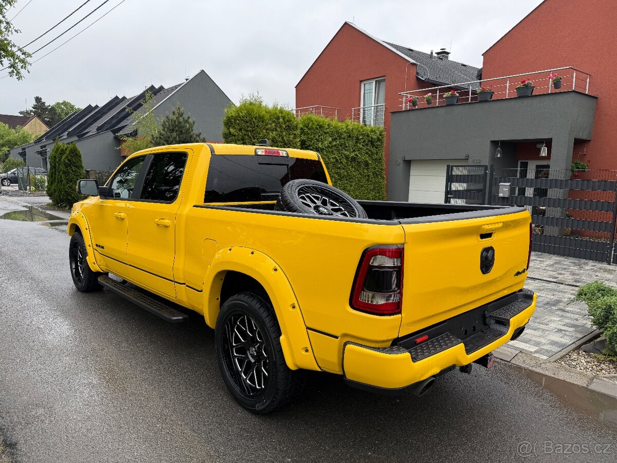 DODGE RAM 1500 HEMI LONGBED YELLOW JACKET