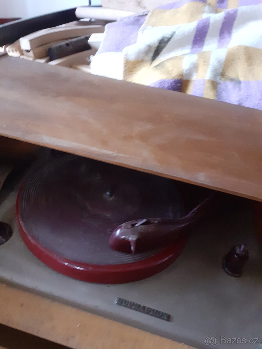 Retro gramofon Supraphon, rádio Tesla 605 A - 4