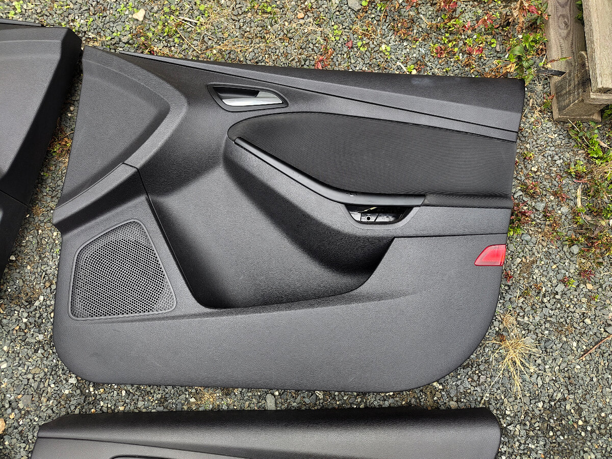 Sedačky, tapeci, koberec... Focus III - 4