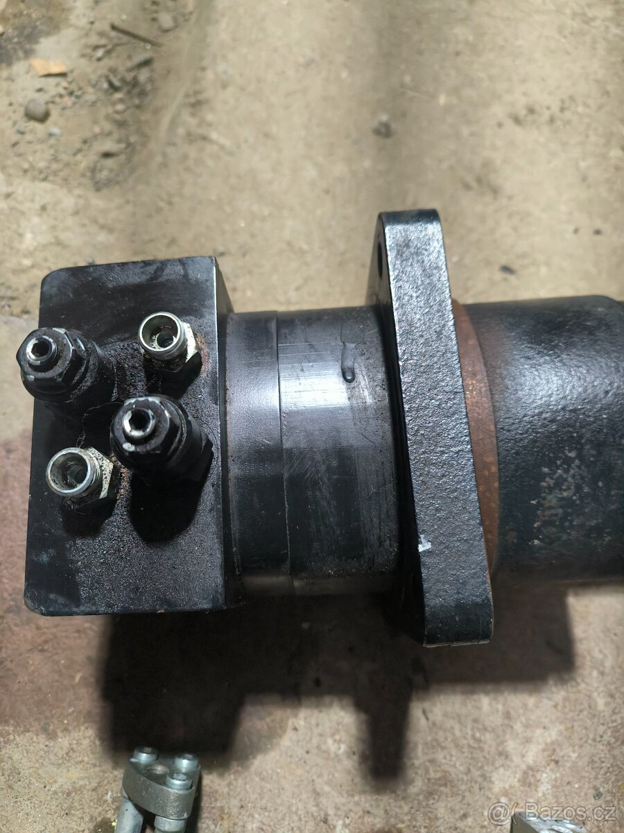 Minibagr hydromotory - 4