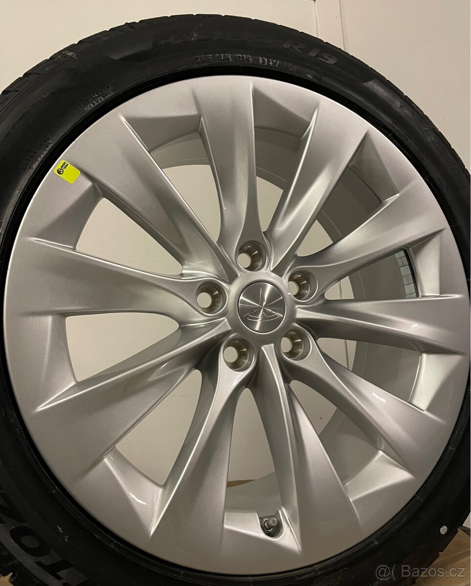 Original zimni Tesla Model S r19 + 245/45/19 100% - 4
