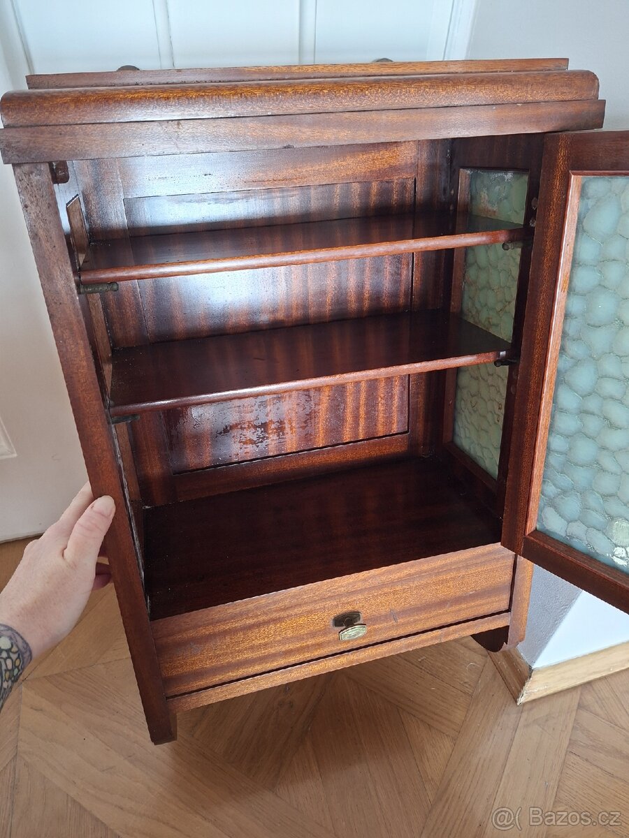 Secesní lékárnička - 4