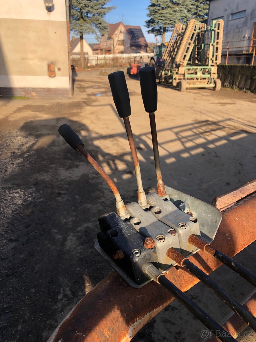 Prodám samonakládací vůz na balíky. - 4