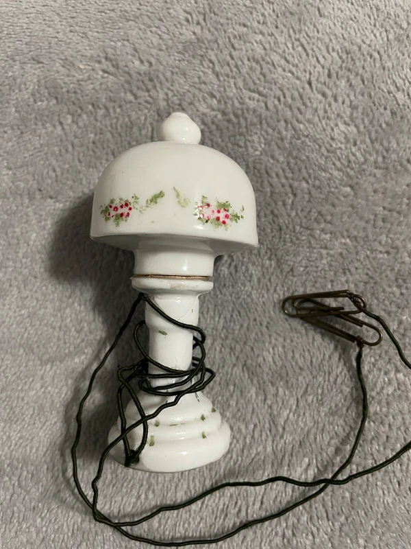 Prvorepubliková porcelánová miniatura lampičky - 4