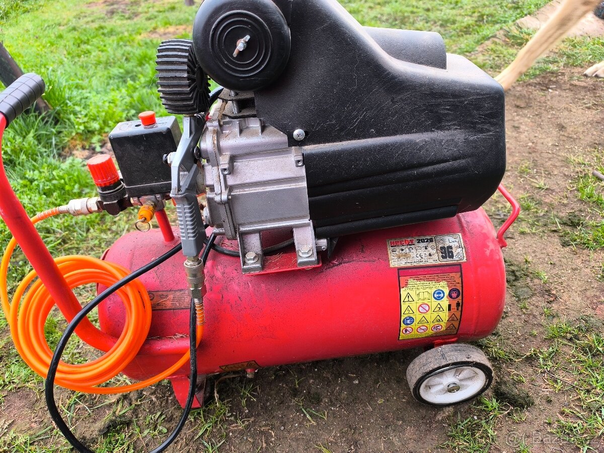 Prodám kompresor Hecht - 4