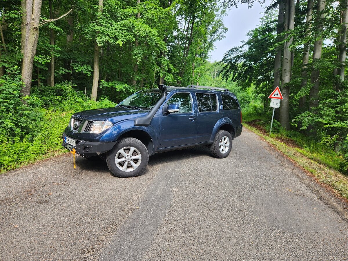 Nissan Pathfinder R51 2.5 dCi (2006) – zvednutý podvozek, na