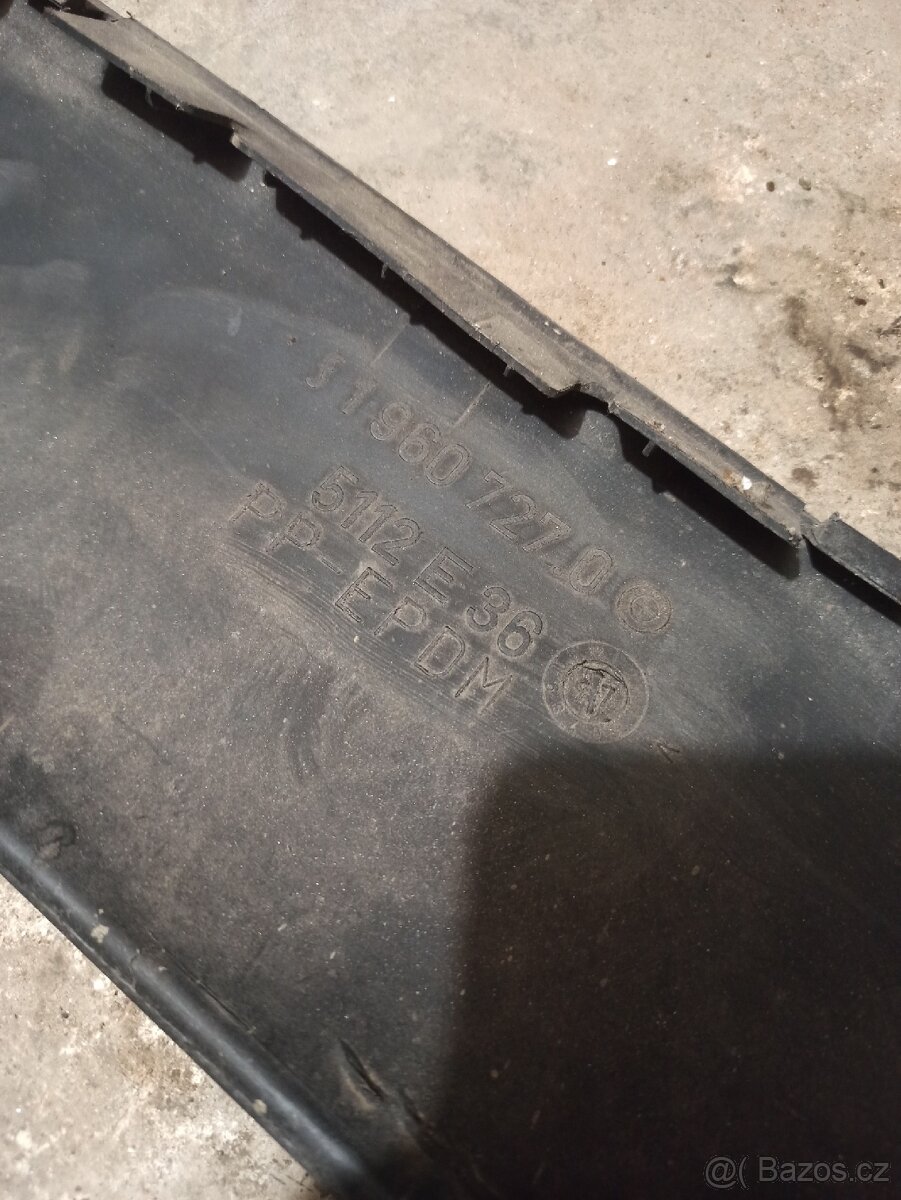 BMW E36 zadní lišta nárazníku - 4