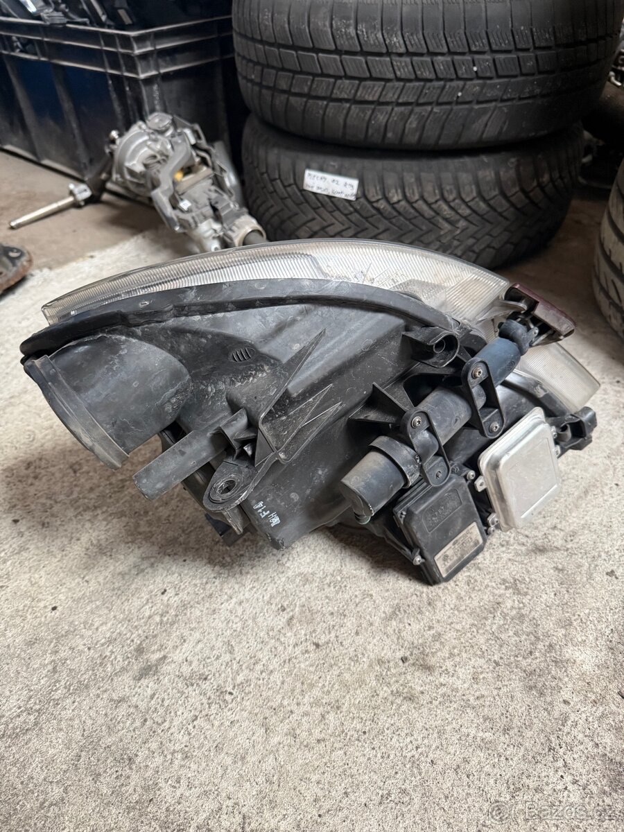 Pravý bi-xenon Škoda Superb 2 - 4