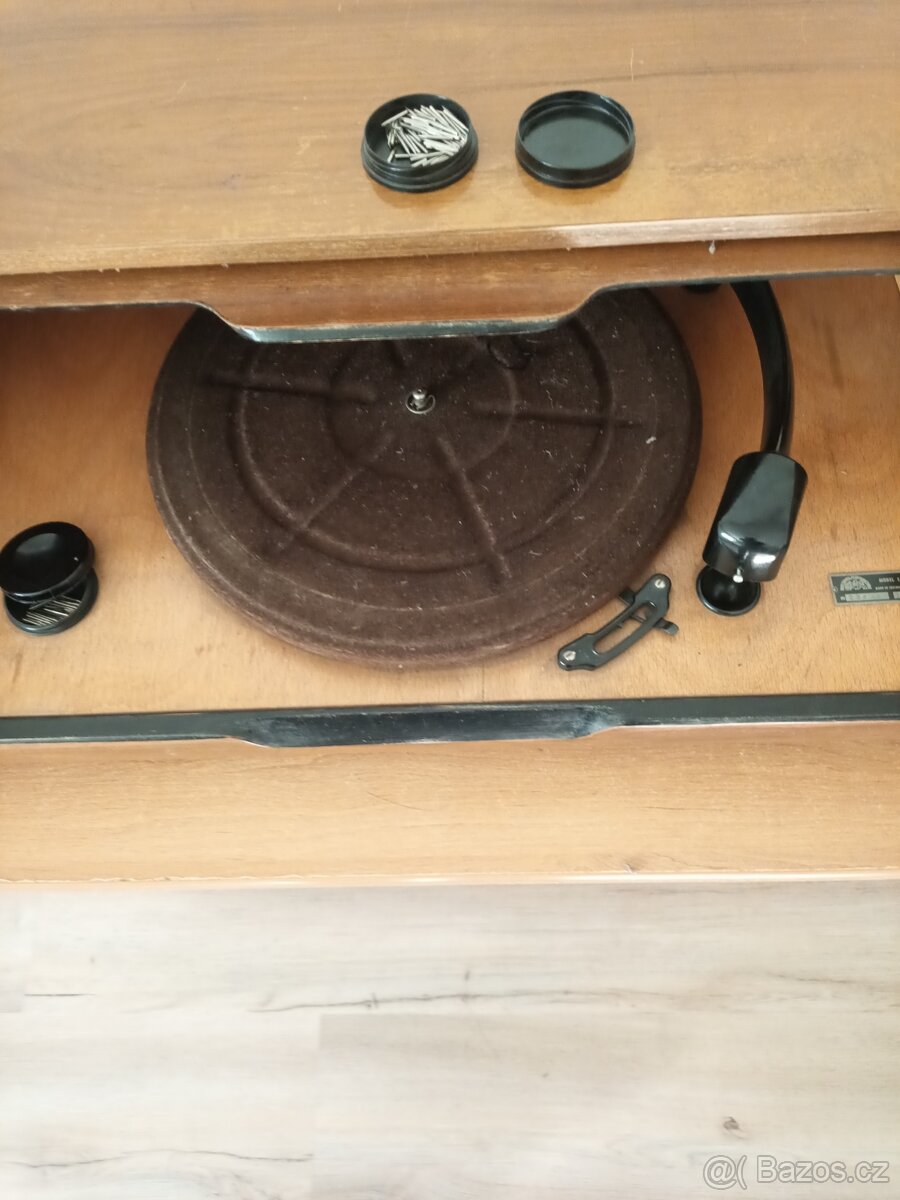 Prodám starý gramofon. Funkční. - 4