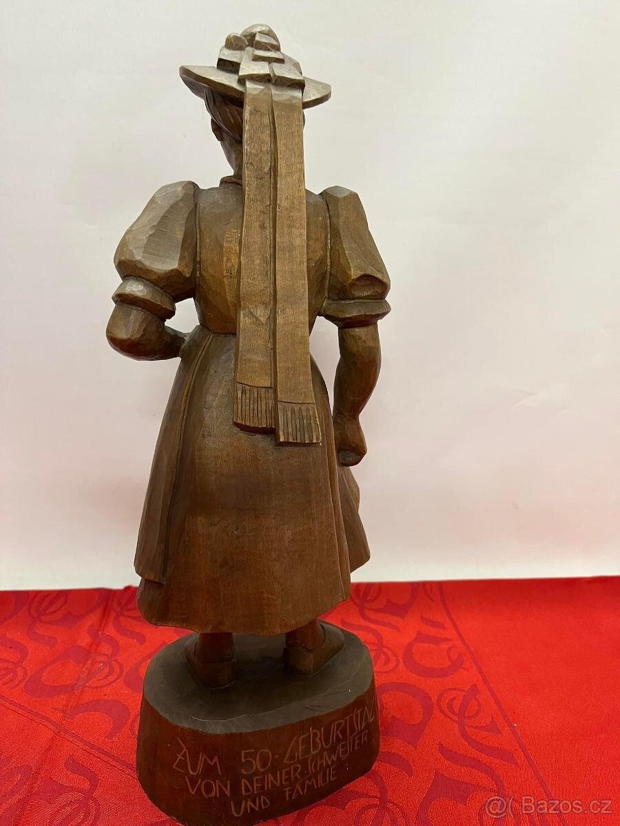 Stará, dřevěná socha, žena v kroji - 4