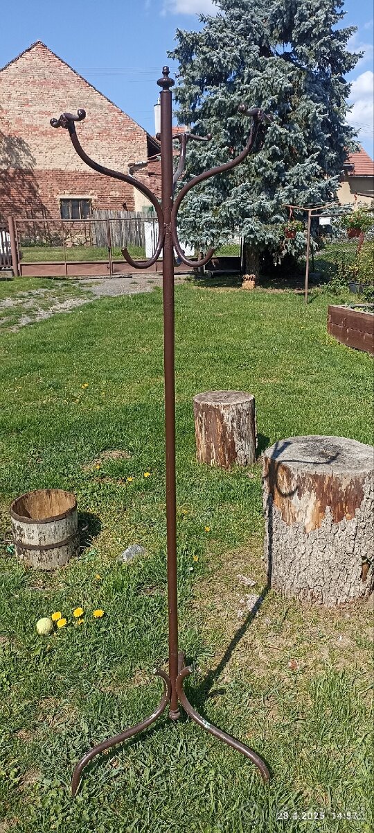 Kovový věšák na šaty a kabáty - 4