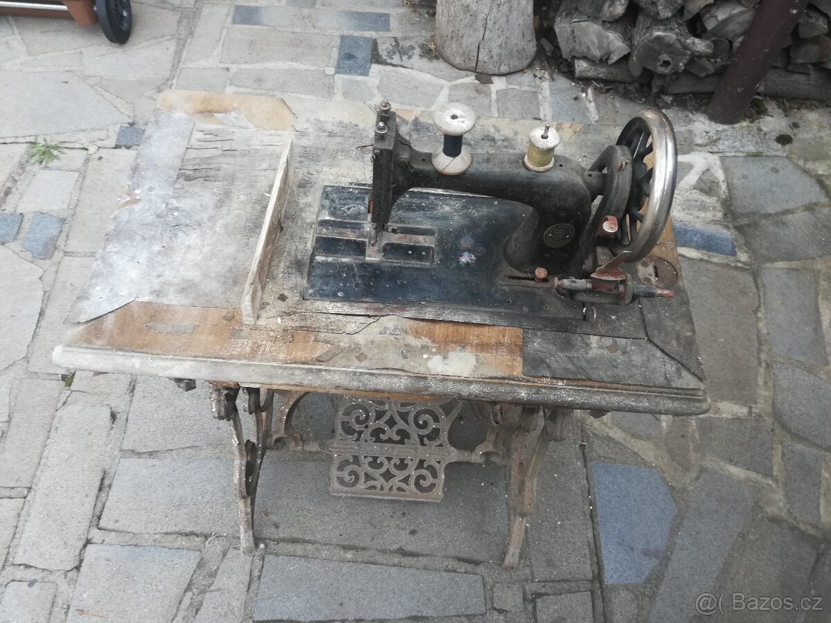 STARÝ ŠICÍ STROJ SINGER - 4