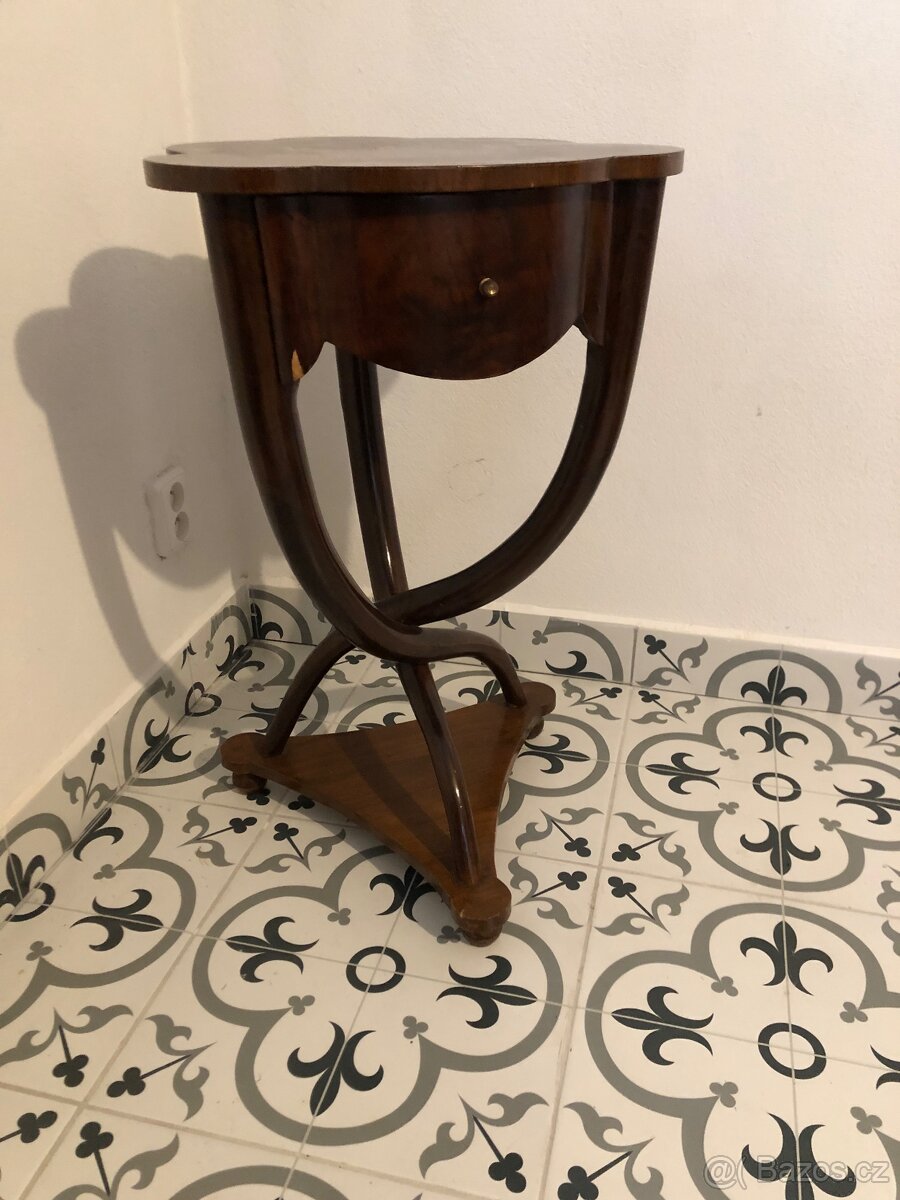 Starožitná křesla a stolek - 4
