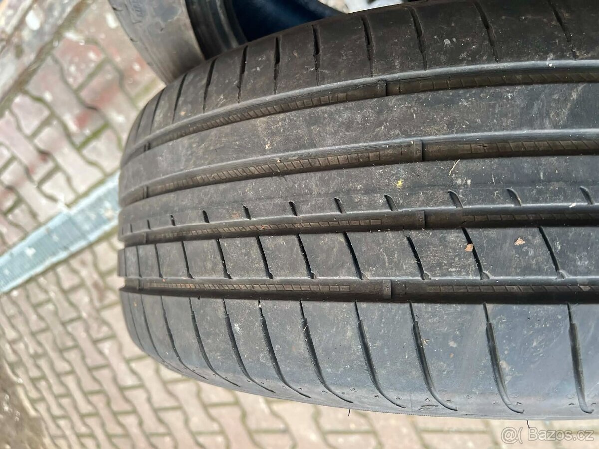 prodám pneu 18 215/45/18 - 4