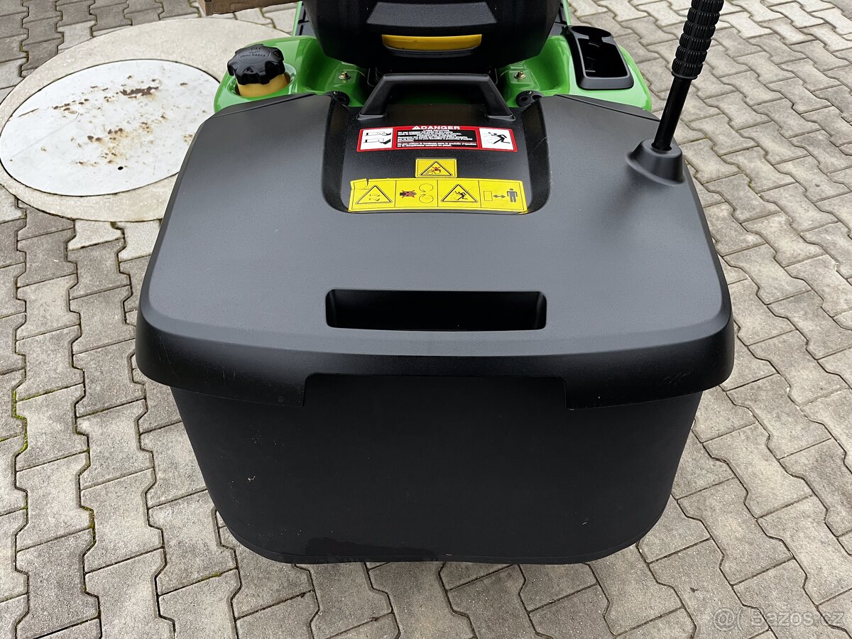 zahradní traktor John Deere X300R - 4