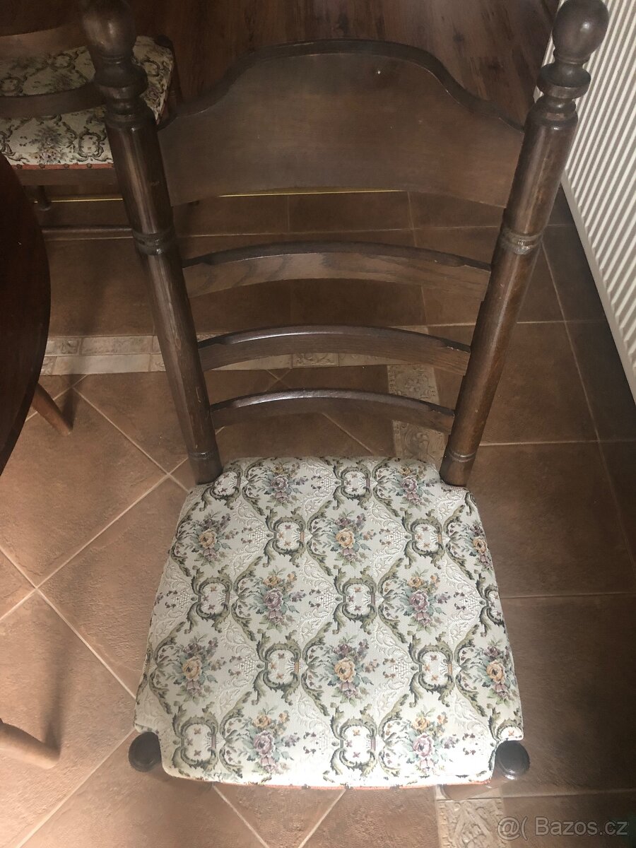 Dřevěný jídelní stůl + 4 židle - klasický styl - 4