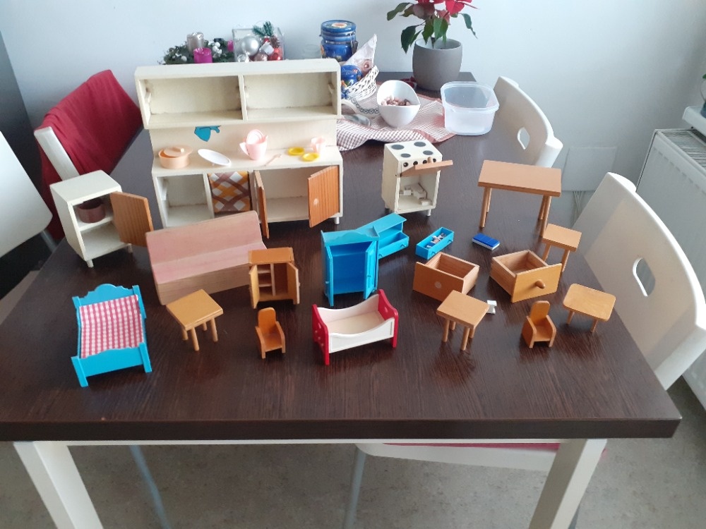 NÁBYTEK PRO PANENKY / ŠÍCÍ STROJ - 4