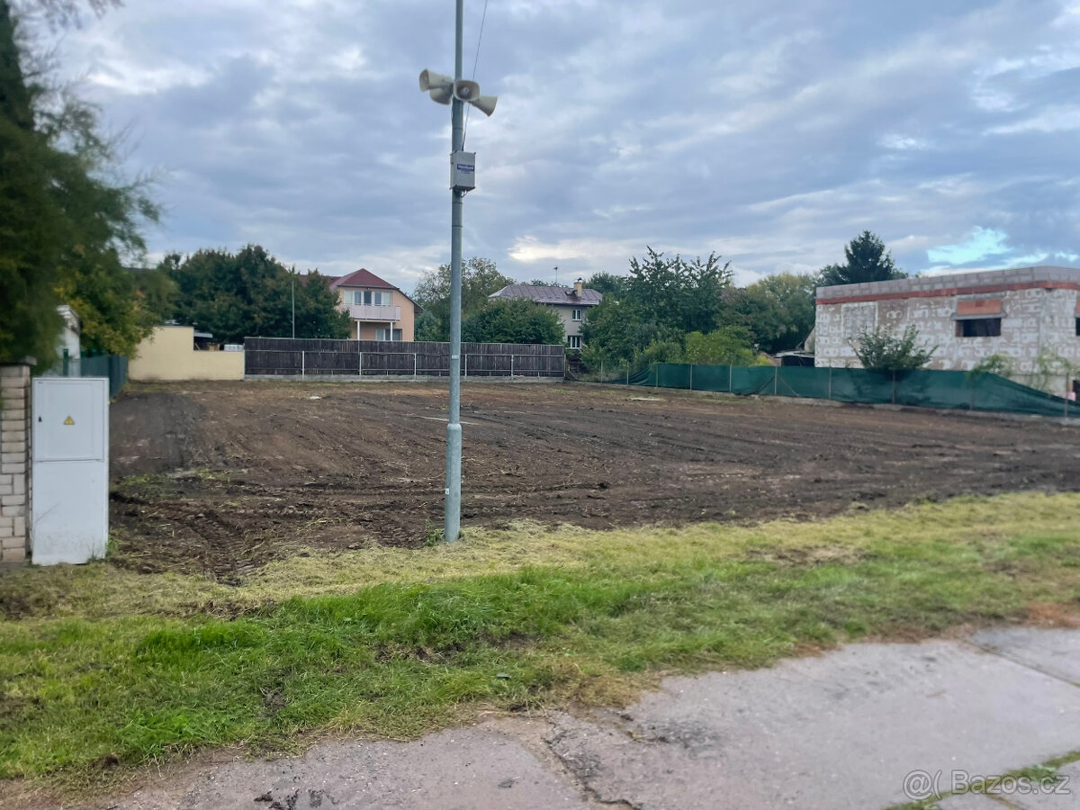 Zasíťovaný stavební pozemek 1004m2 pro 2 RD, 30 min od Prahy - 4