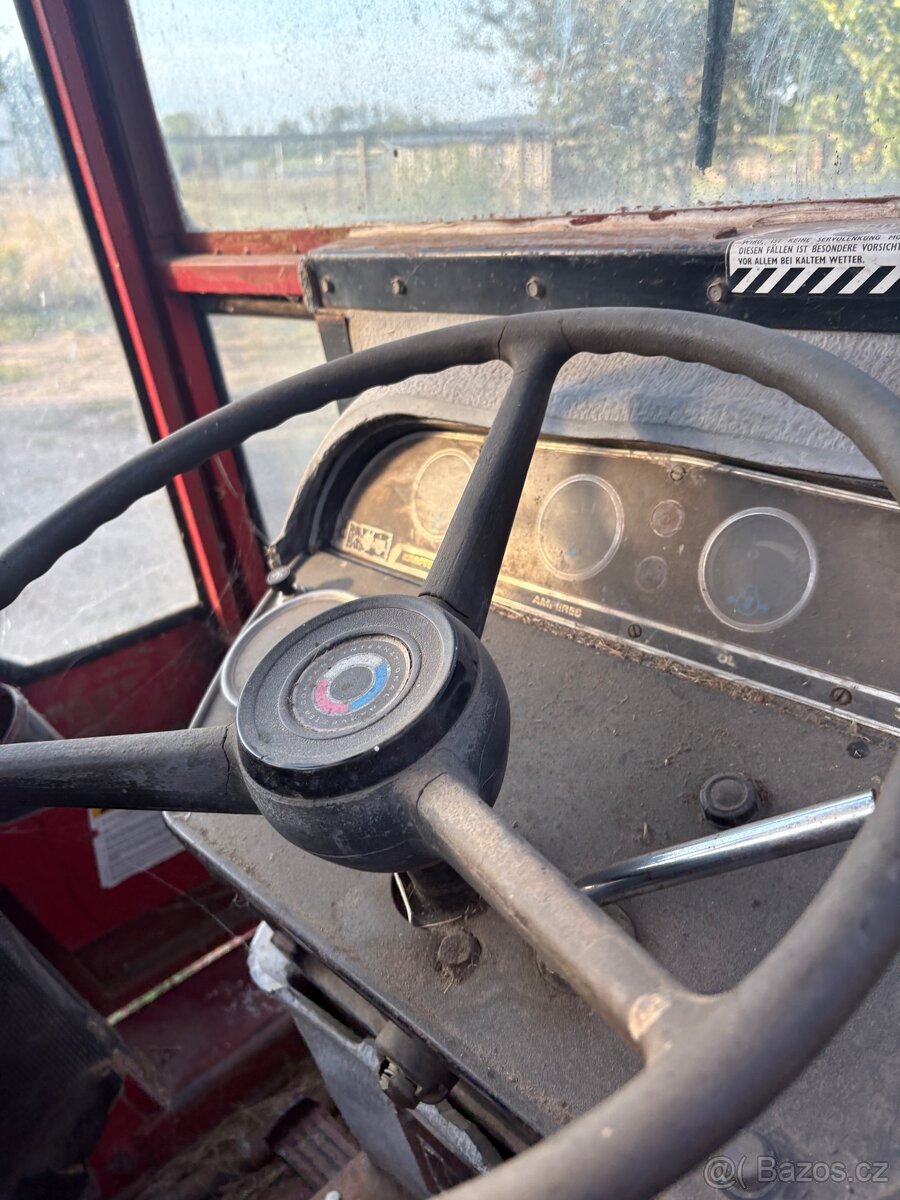 Anglický traktor international 475 - 4