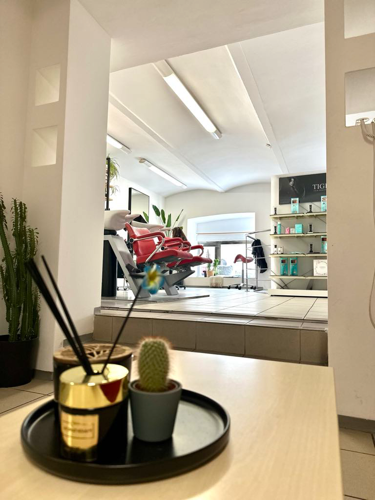 Kadeřnické křeslo v zavedeném salonu DEL VERO.SALON - 4