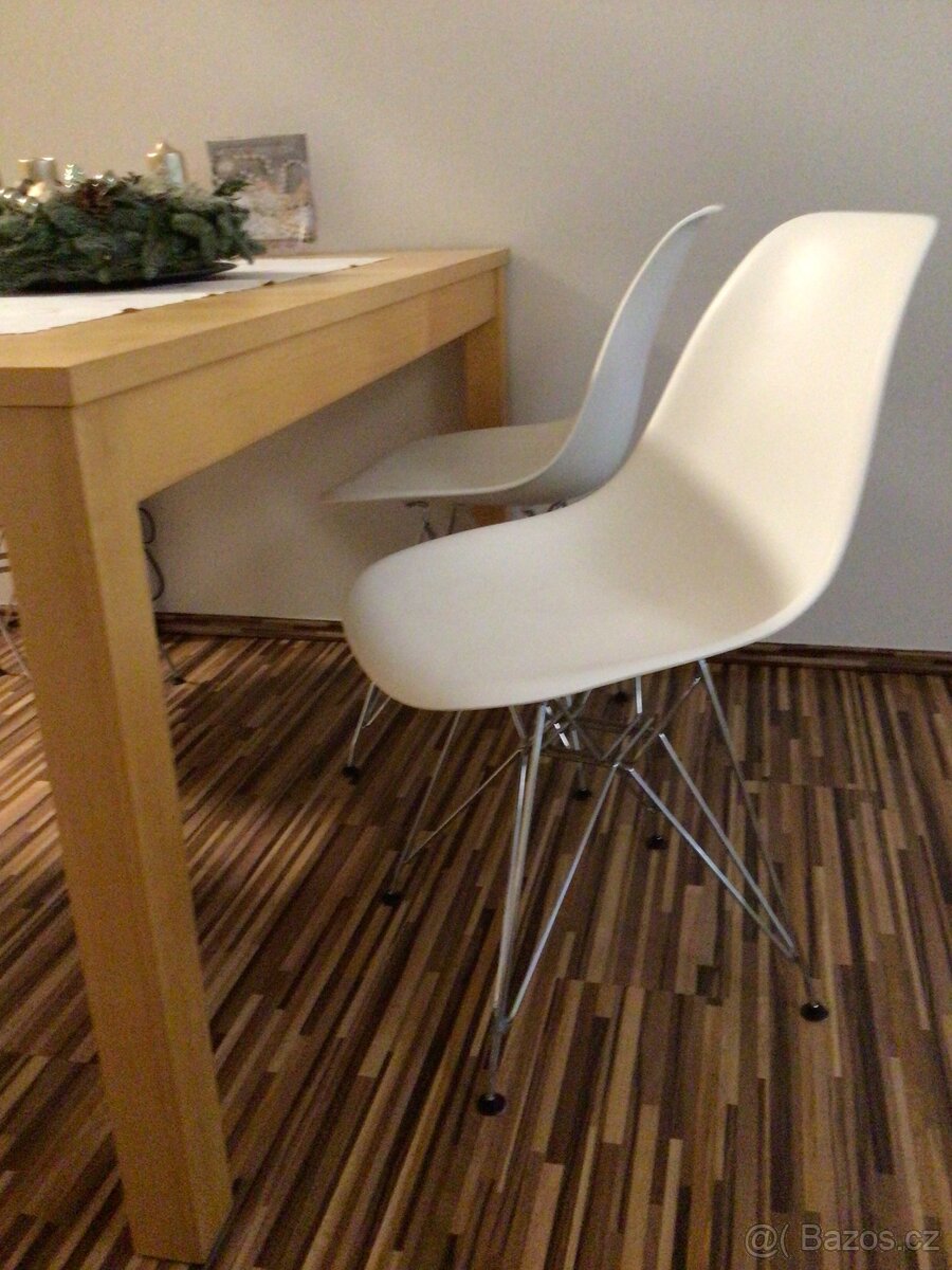 Jídelní stůl a 4 židle - 4