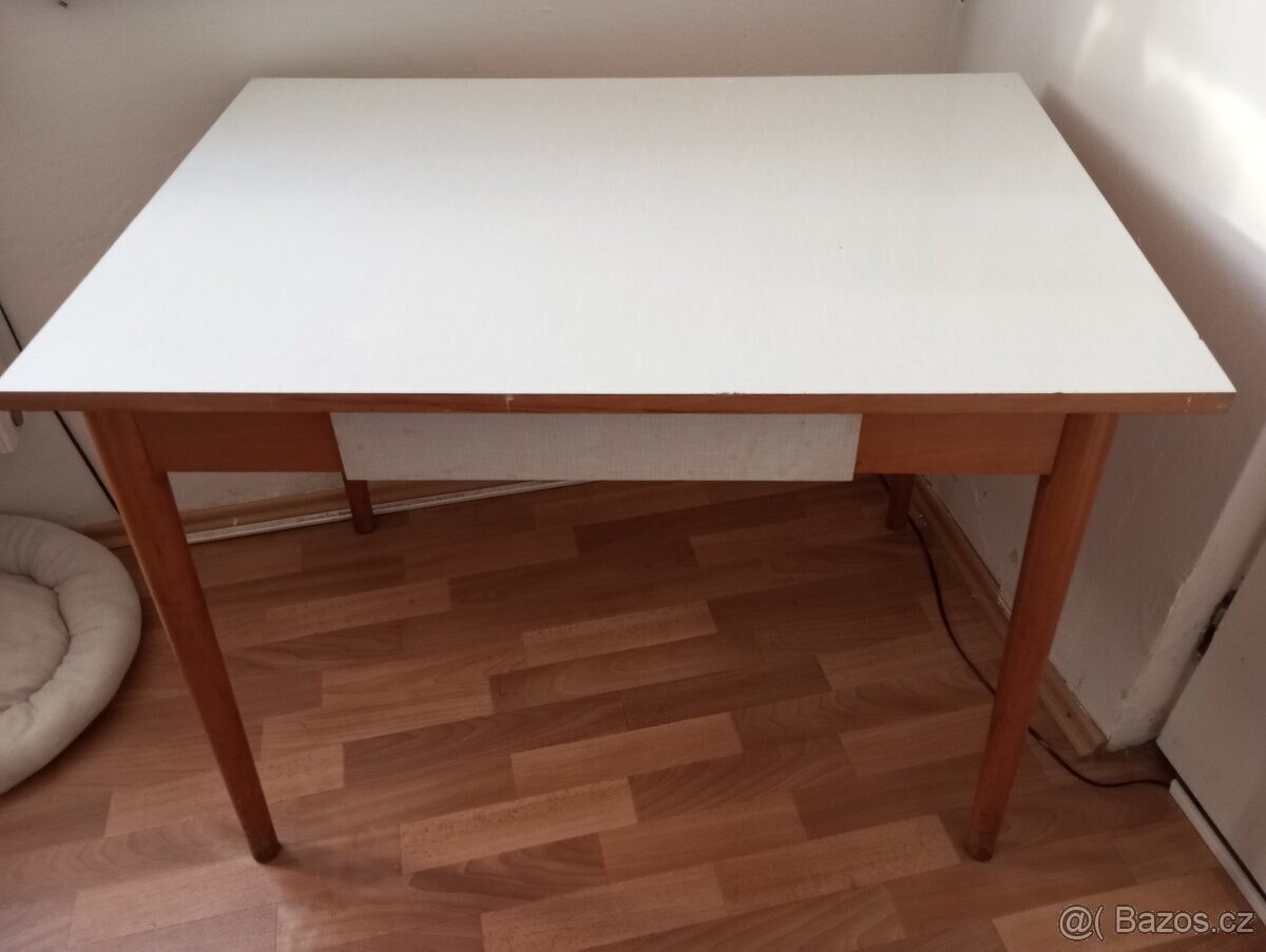 Starý jídelní stůl. - 4