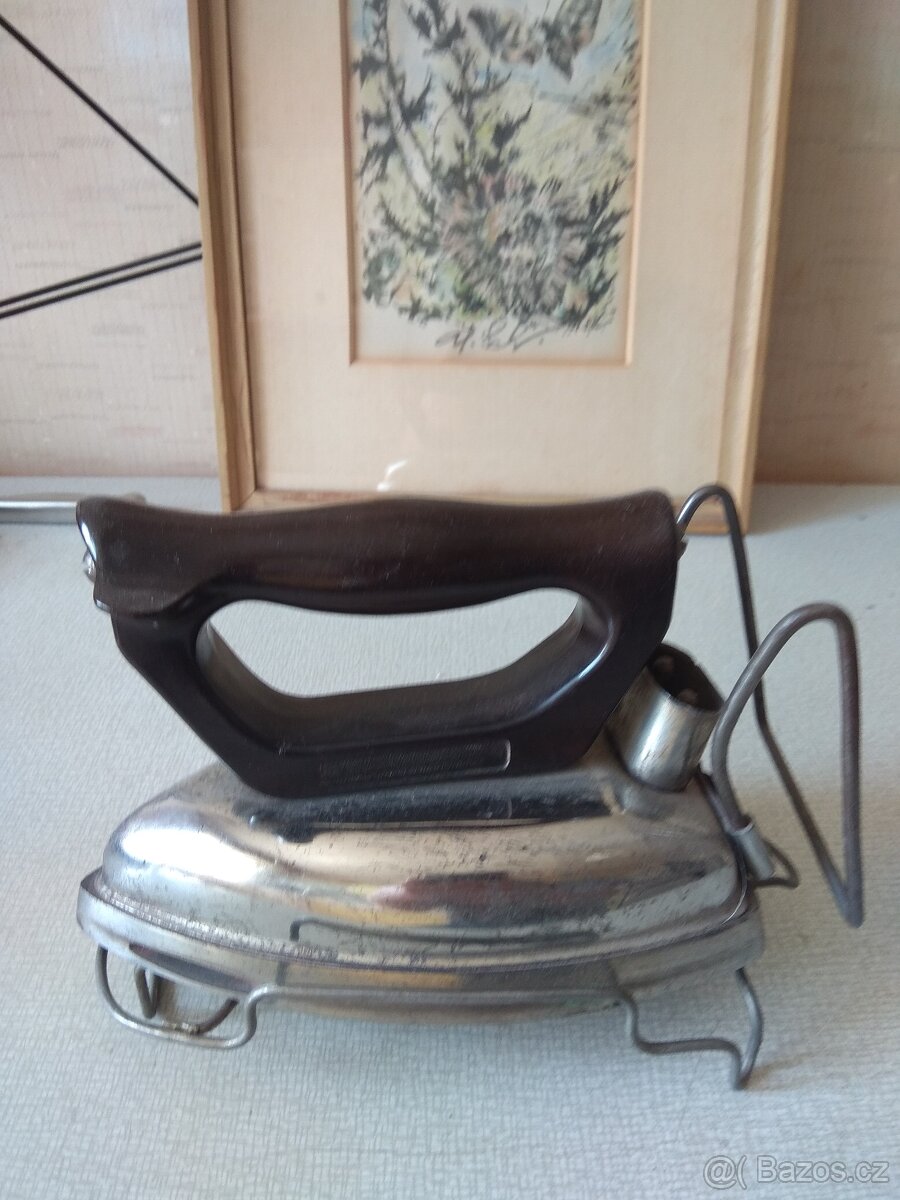 Stará elektrickou žehlička s kabelem - 4