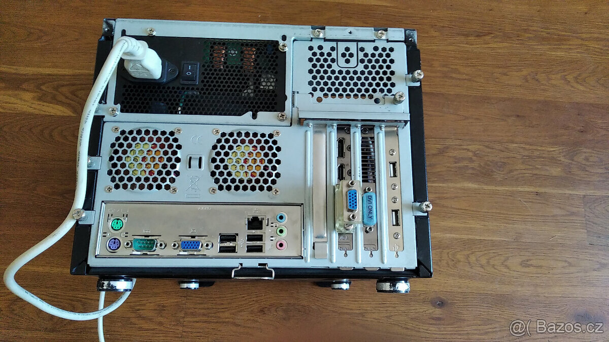 Starší stolní počítač - 4